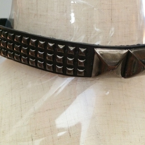 🎁Black Leather Studded Fashion Choker! - Picture 2 of 2