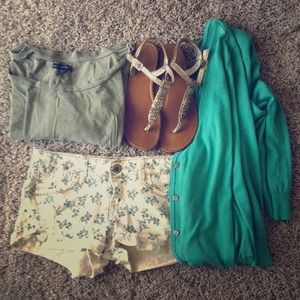 📦 SOLD IN BUNDLE - Distressed floral shorts