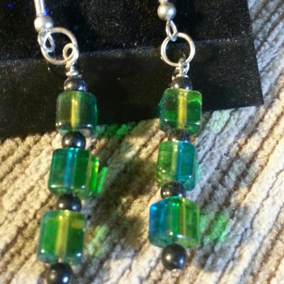 Green handmade earrings - Picture 2 of 2