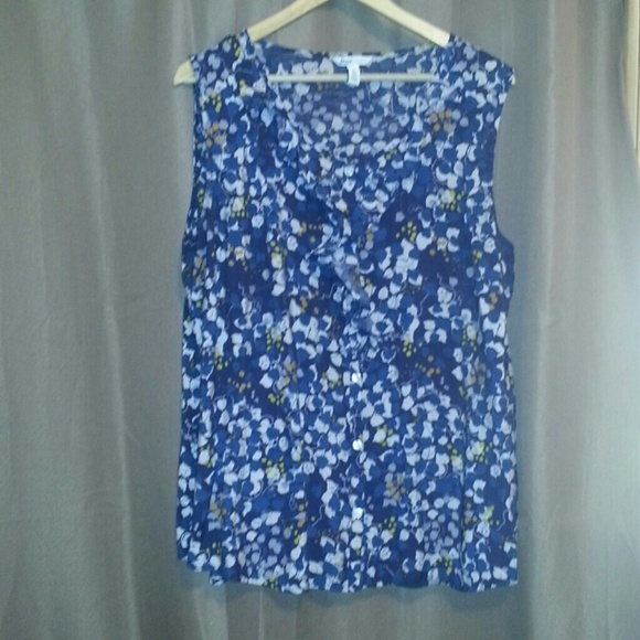 Gorgeous button down tank top.