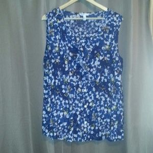 Gorgeous button down tank top.