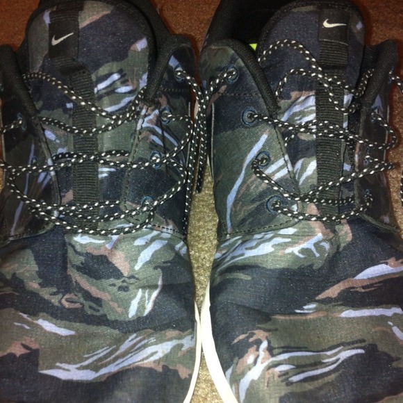 Nike Roshe Runs. Tiger Camo. - Picture 1 of 4