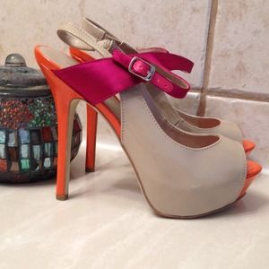 ####SOLD#####Nude heels with colors size 7