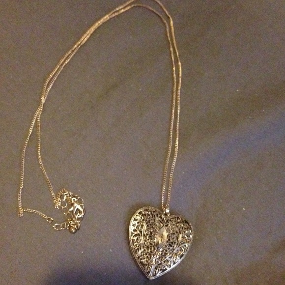 SOLD IN BUNDLE✳️✳️✳️Heart necklace - Picture 2 of 2