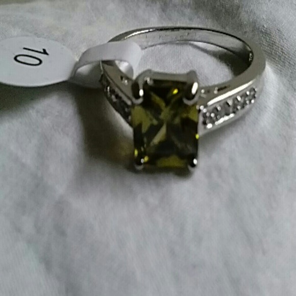 Princess cut peridot & white topaz ring