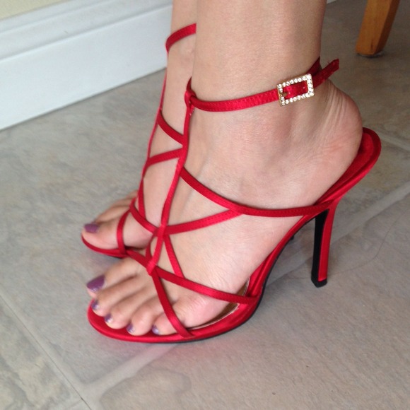 Chinese laundry reds strappy heels