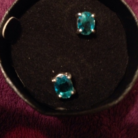 2 in 1 Earring set with Gift Box - Picture 3 of 4