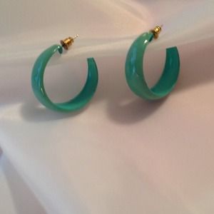 PIERCED MINT GREEN COLOR EARRINGS