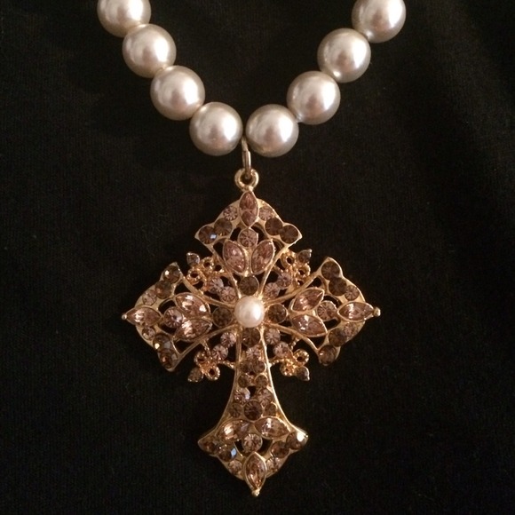 Glam pearl necklace with rhinestone cross
