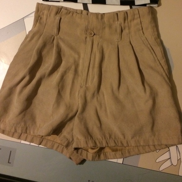 Cute H&M high wasted shorts - Picture 1 of 2