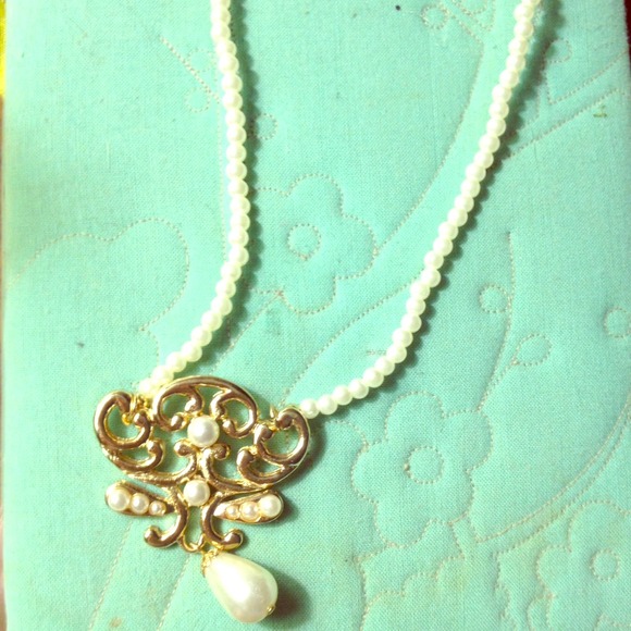 Vintage style pearl necklace with gold pendant