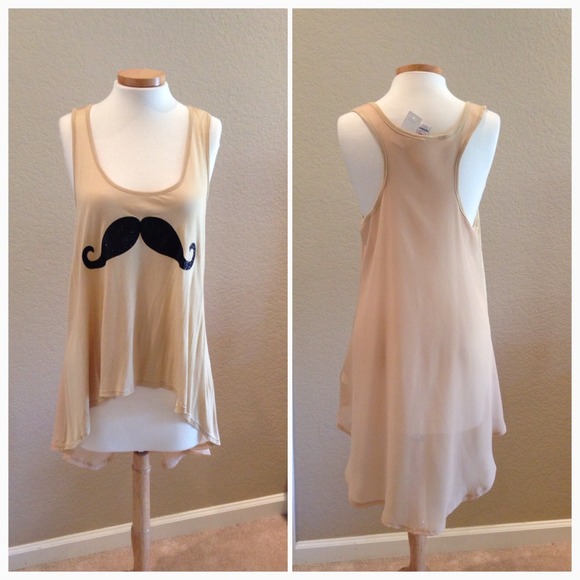 ❌SOLD❌High and low sleeveless mustache top