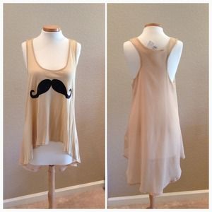 ❌SOLD❌High and low sleeveless mustache top