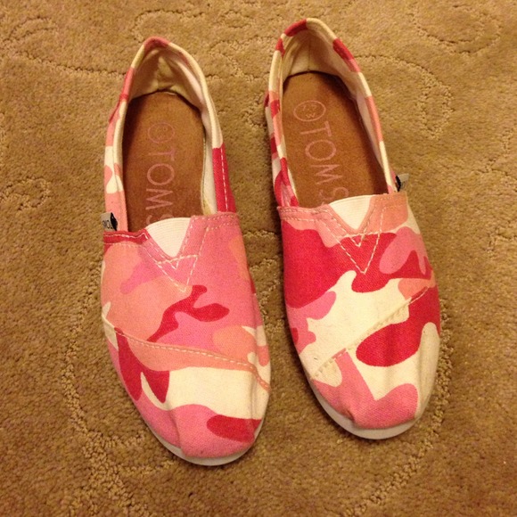 TOMS pink camouflage - Adorable!! 💕🎀