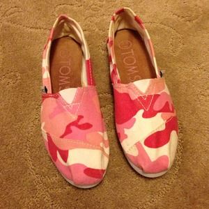 TOMS pink camouflage - Adorable!! 💕🎀