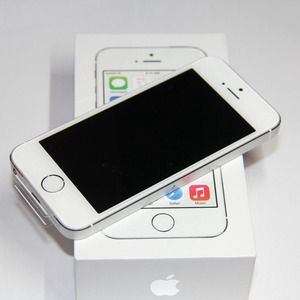 LIKE NEW APPLE IPHONE 5s IN WHITE **UNLOCKED**