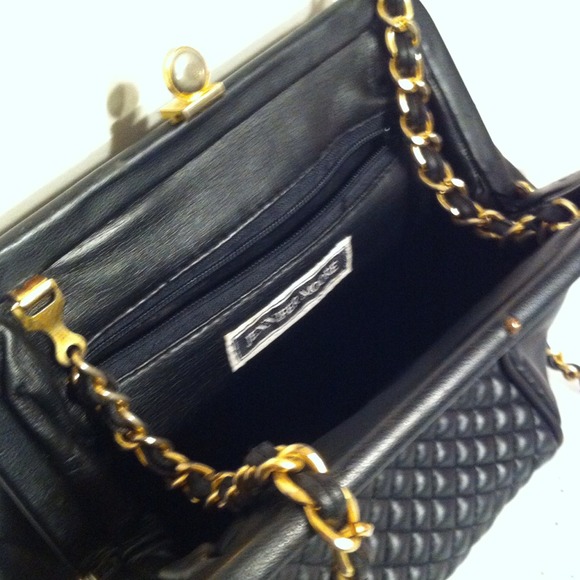 Jennifer Moore Bags - HP🌸Timeless Fashion Party🌸Quilted Cross Body Bag Jennifer Moore Bags - HP🌸Timeless Fashion Party🌸Quilted Cross Body Bag