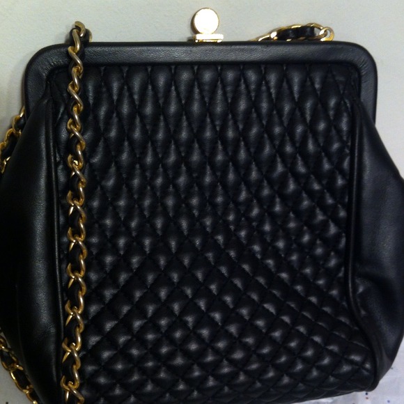 Jennifer Moore Bags - HP🌸Timeless Fashion Party🌸Quilted Cross Body Bag Jennifer Moore Bags - HP🌸Timeless Fashion Party🌸Quilted Cross Body Bag