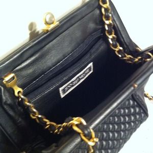 Jennifer Moore Bags - HP🌸Timeless Fashion Party🌸Quilted Cross Body Bag Jennifer Moore Bags - HP🌸Timeless Fashion Party🌸Quilted Cross Body Bag