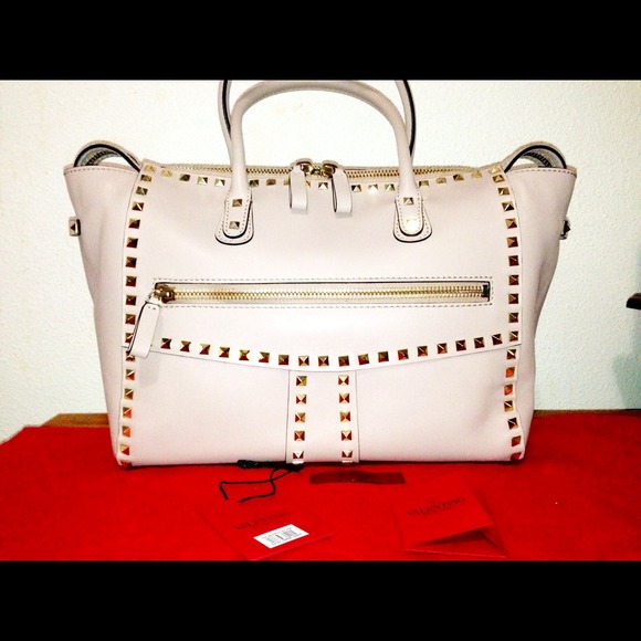 🚫SOLD OUT🚫💯Authentic Valentino Rockstud Handbag