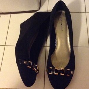 Comfortable black wedges with gold strap