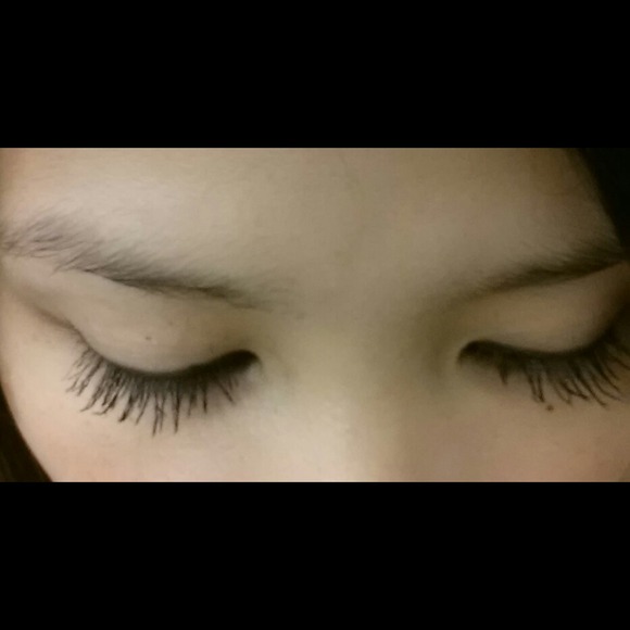Younique 3D Fiber Lashes Mascara - Picture 2 of 5