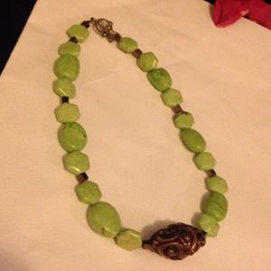 Short statement necklace, light green & bronze