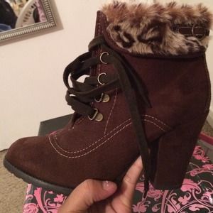 Cute brown booties 🙈
