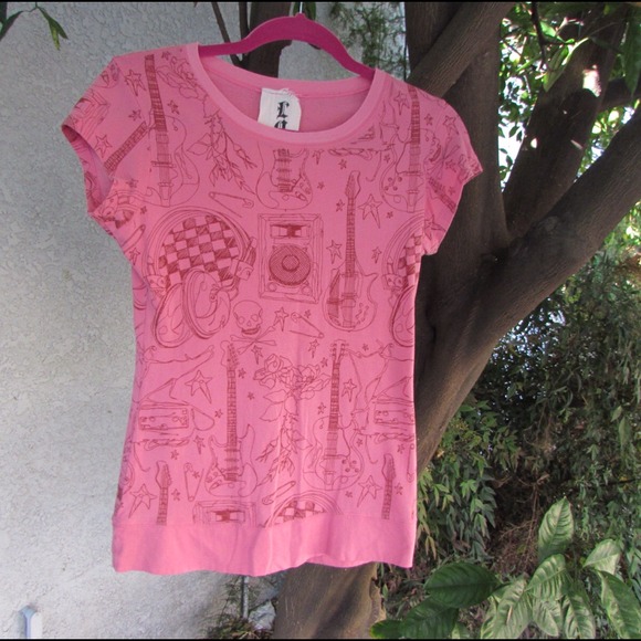 Electric Guitar 🎸 Rock n Roll Skull Crossbones Skeleton Pink Graphic T-shirt - Picture 1 of 4