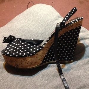 Black polka dot wedges