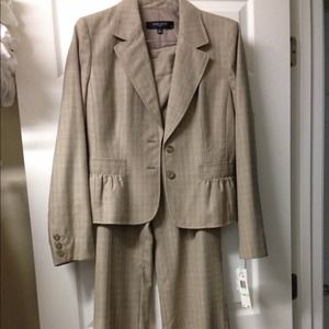 NWT Nine West suit. Sz 8