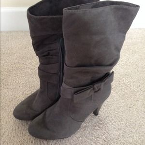 Gray boots with bow detail. Sz 8.5.