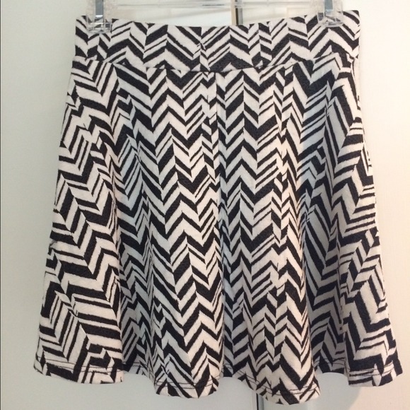 Black & white zig zag skater skirt