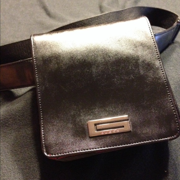 FLASH SALE   Guess fanny pack