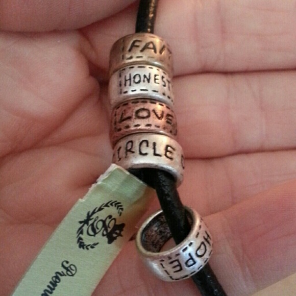 Premier Design Circle of Friends necklace - Picture 3 of 3