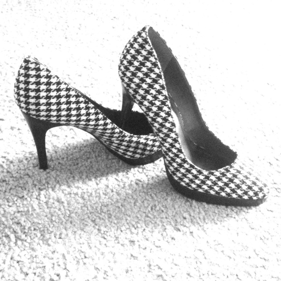 Fabric houndstooth platform pumps