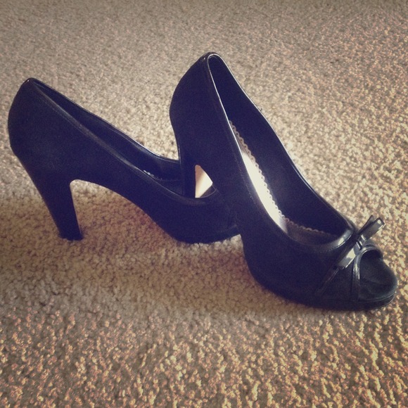 Black suede peel toe platform pumps