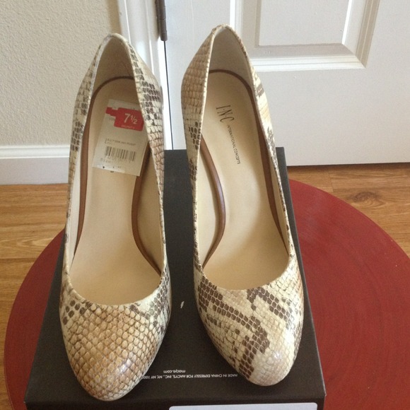One pair of nice print snake real leather heels - Picture 3 of 4