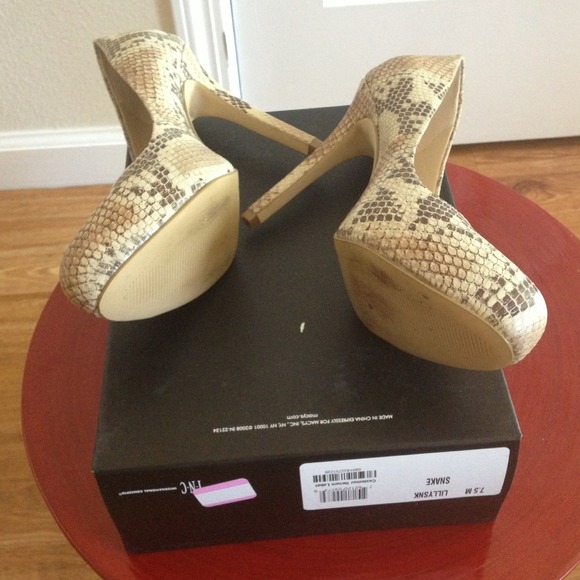 One pair of nice print snake real leather heels - Picture 4 of 4