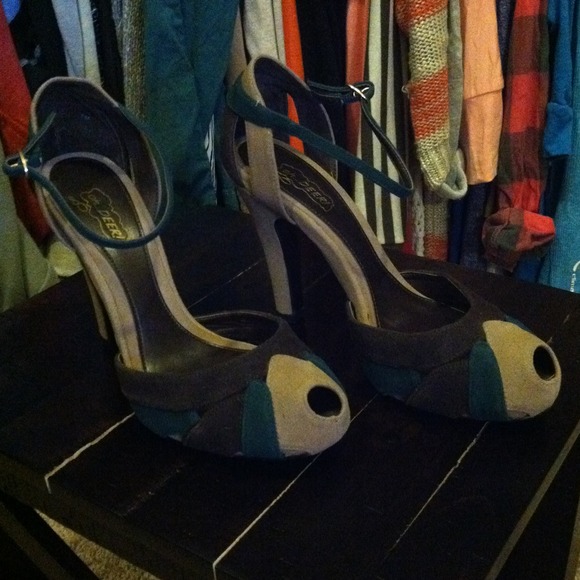 Adorable green, brown, and beige high heels. - Picture 1 of 3