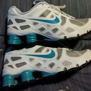 NIKE SHOX SIZE 5.5 Y SIZE 7.5-8 IN WOMENS