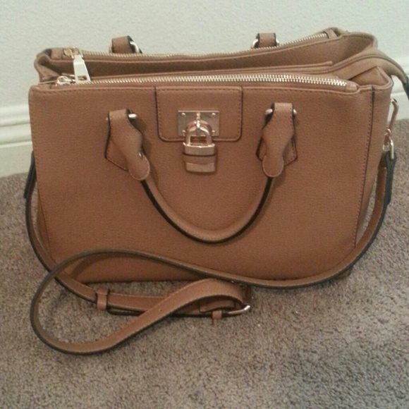 On Hold🎉 Beautiful tan lock handbag