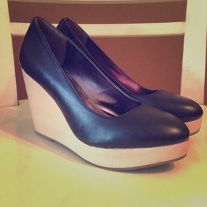 GAP black leather and wood wedges