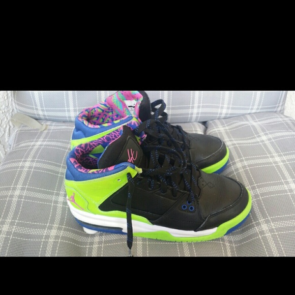 (SOLD)This listing consist of a pair of Jordans 4Y