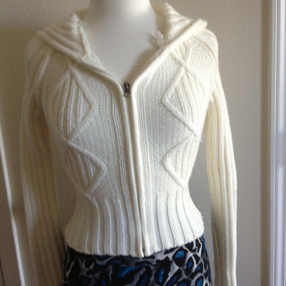 Sweater and skirt. Print skirt.