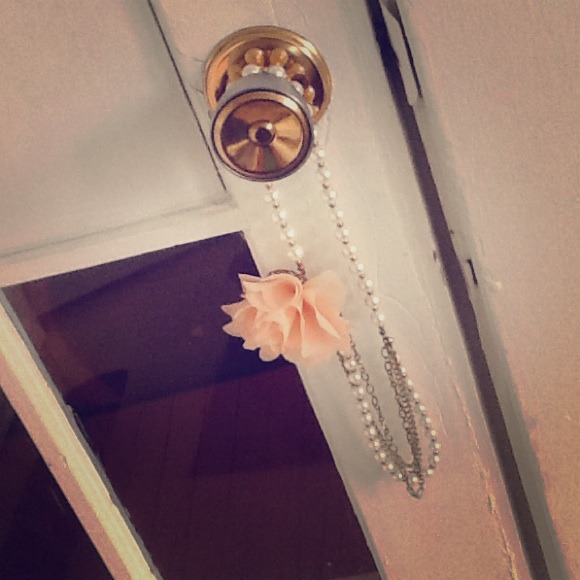 Floral pearl necklace.