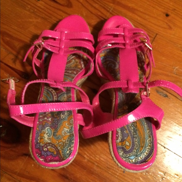 Hot pink wedge sandals - Picture 3 of 3