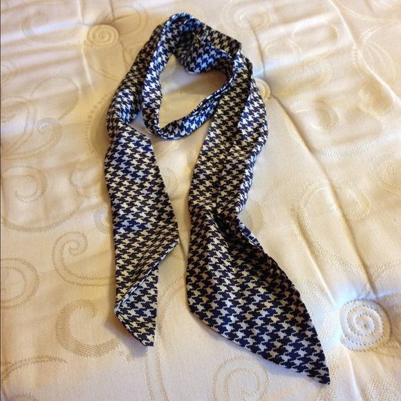SALE 🇺🇸 Navy Houndstooth Scarf