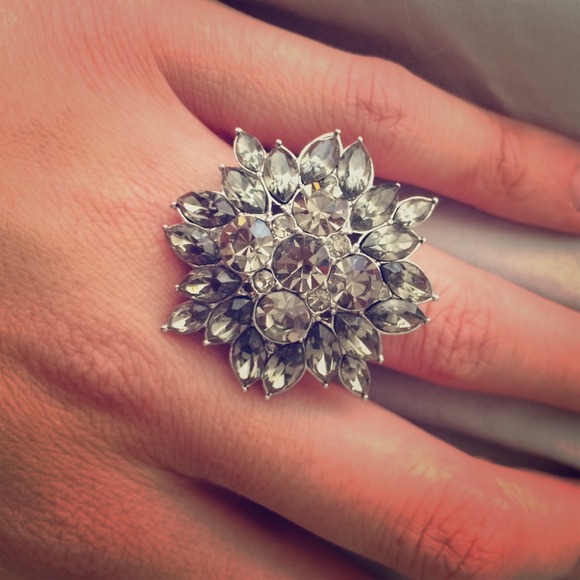 Pewter rhinestone cocktail ring - Picture 1 of 2