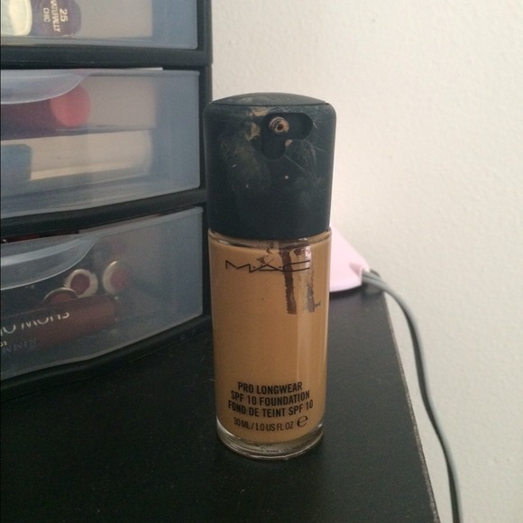 Mac prolong wear foundation nc40